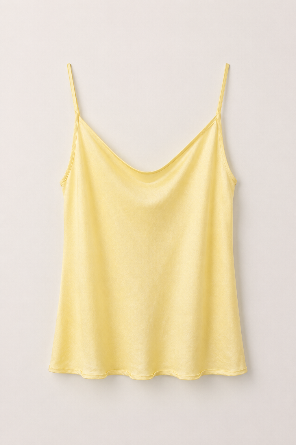Top in raso giallo burro con scollo morbido