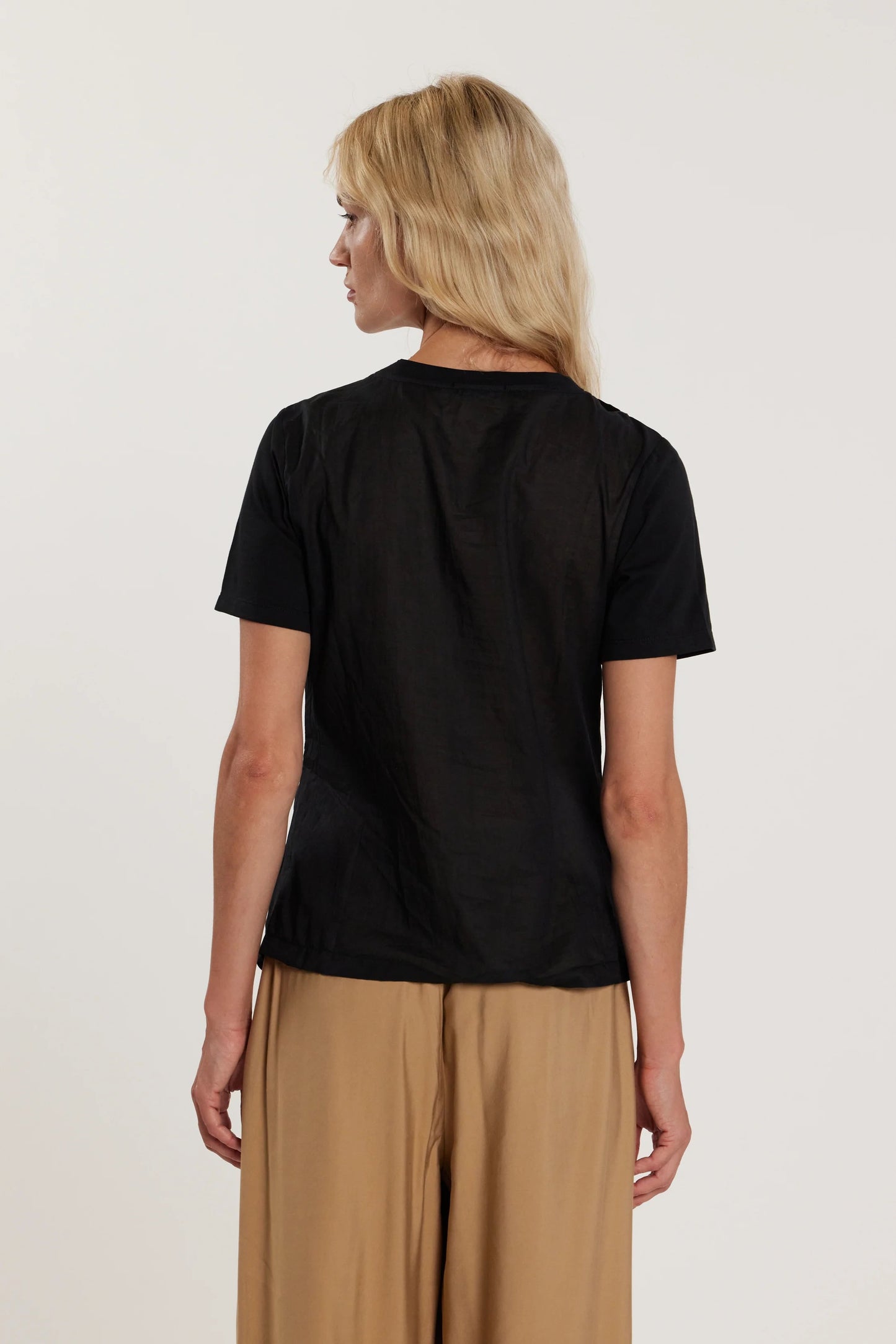 T-Shirt FIRSTY maniche corte con pieghe sul fianco più spilla logo strass asimmetrica