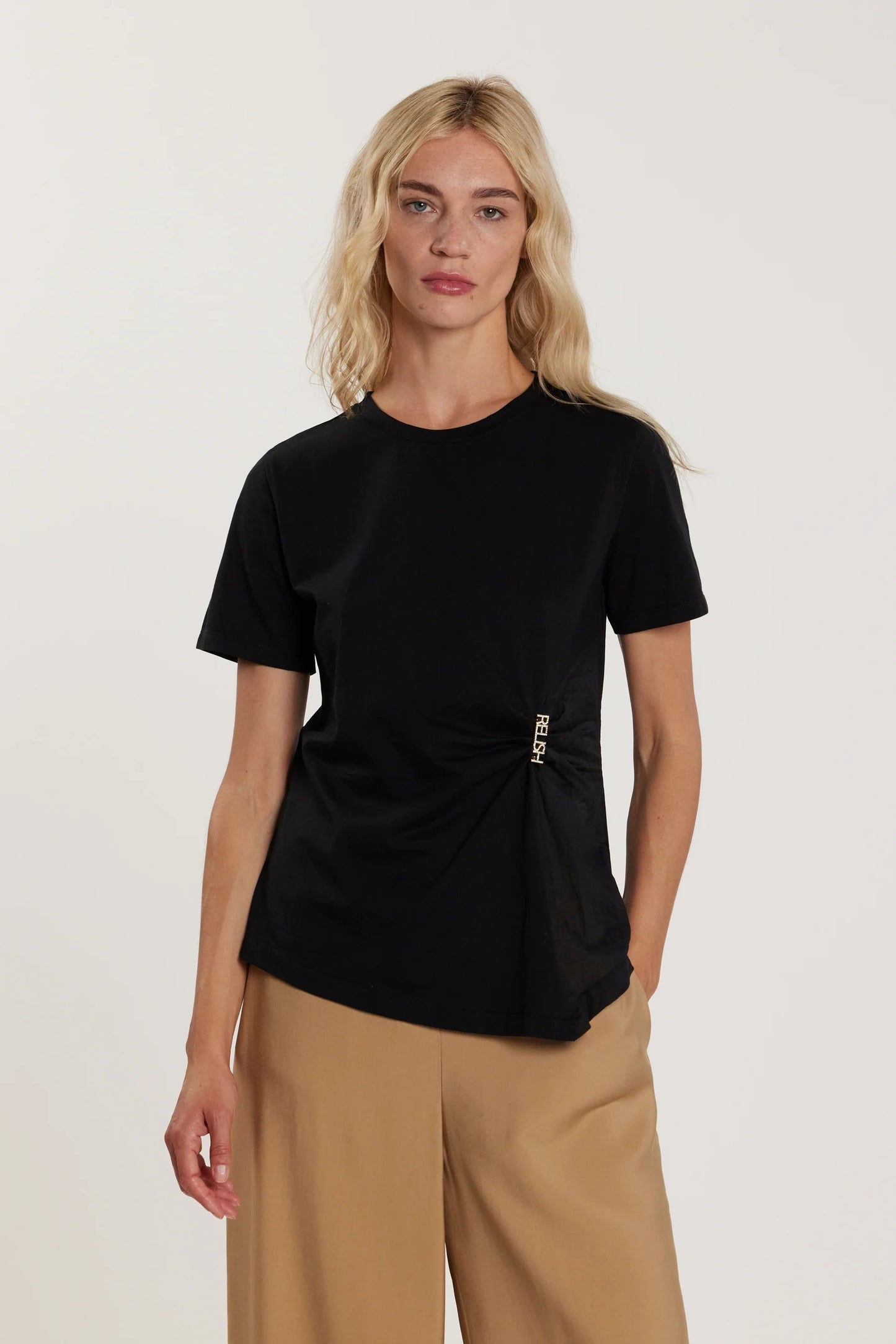 T-Shirt FIRSTY maniche corte con pieghe sul fianco più spilla logo strass asimmetrica