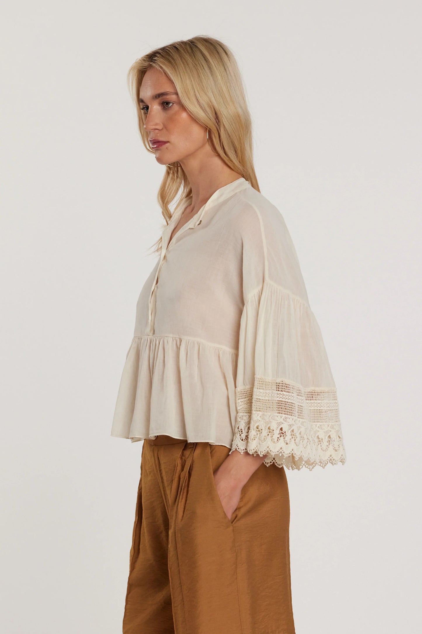 Blusa KROCHET maniche tre quarti farfalla con inserti pizzo collo coreana più balza