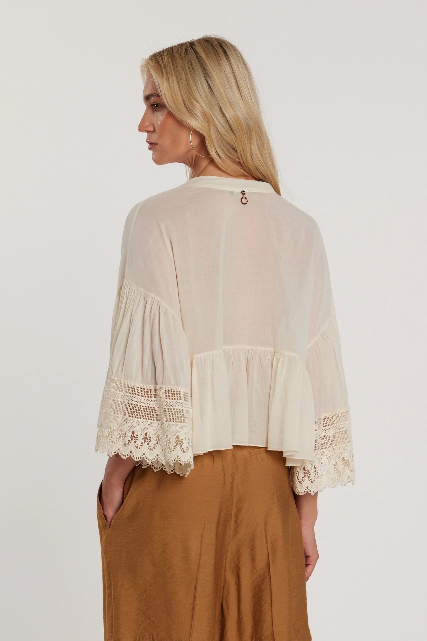 Blusa KROCHET maniche tre quarti farfalla con inserti pizzo collo coreana più balza