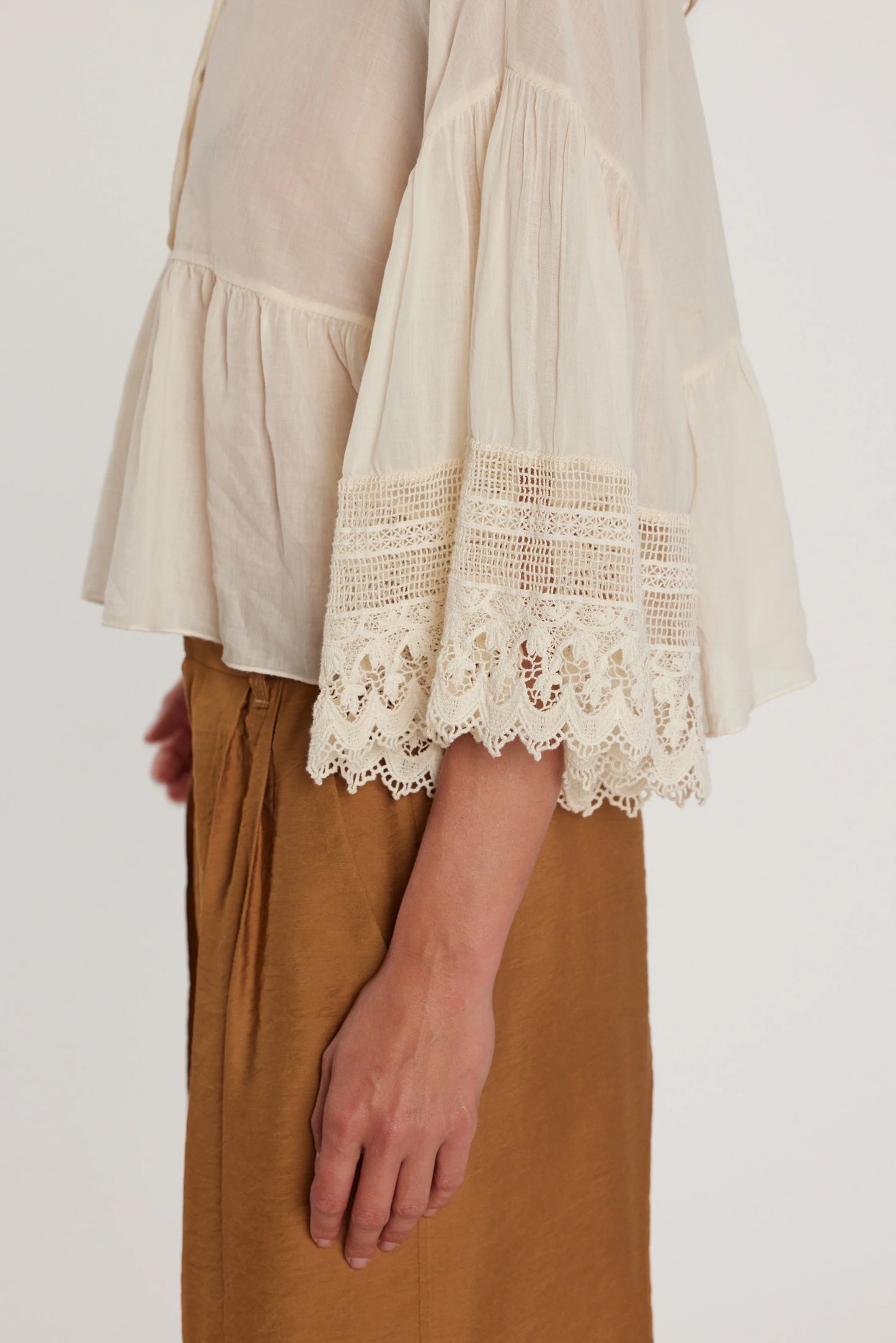Blusa KROCHET maniche tre quarti farfalla con inserti pizzo collo coreana più balza