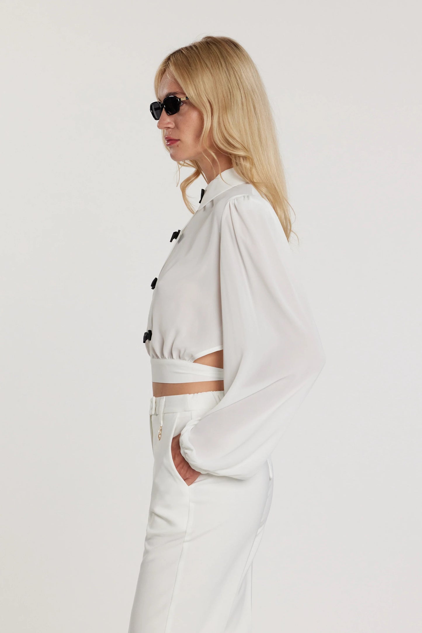 Blusa JANETTE corta maniche lunghe con fiocchi più ciondolo logo più apertura con pannello sulla schiena