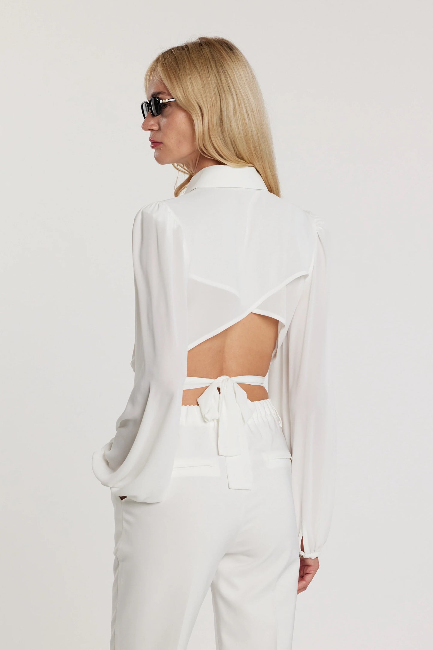 Blusa JANETTE corta maniche lunghe con fiocchi più ciondolo logo più apertura con pannello sulla schiena